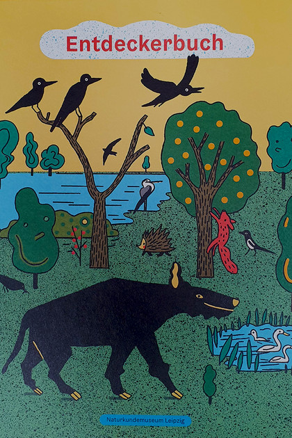 Frontseite des Kinderbuchs des Naturkundemuseums Leipzig. Eine gezeichnete Landschaft mit Bäumen, Gewässern und vielen verschiedenen Tieren