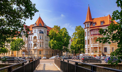 Ansicht eines Stadtplatzes im Waldstraßenviertel von einer Brücke aus