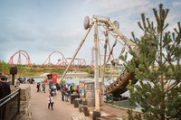 Freizeitpark Belantis mit einer Schiffsschaukel und der Achterbahn Huracan im Hintergrund
