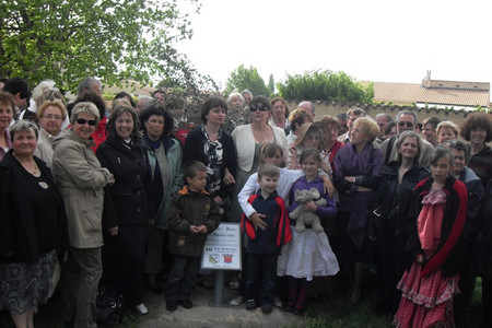 Gruppenfoto am Gedenkstein der Partnerschaft in Althen des Paluds