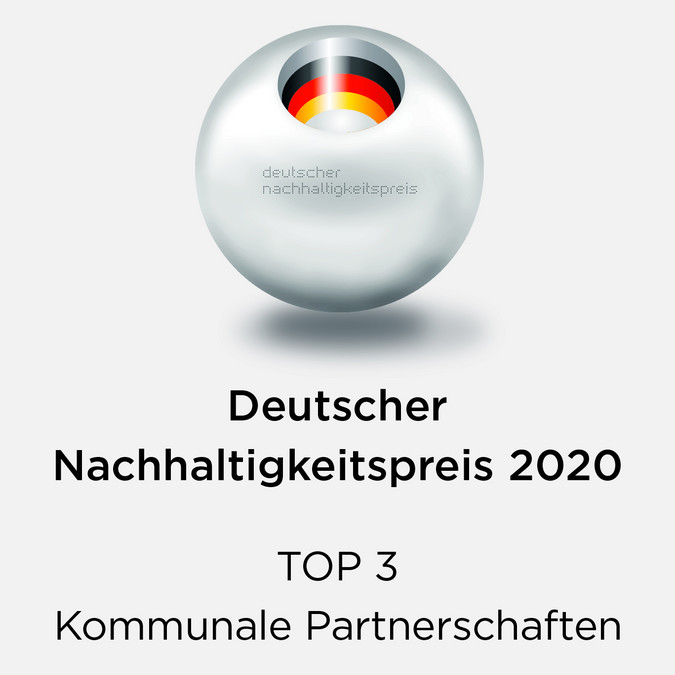Deutscher Nachhaltigskeitspreis 2020 - silbergraue Kugel auf grauem Grund mit Deutschlandfahne