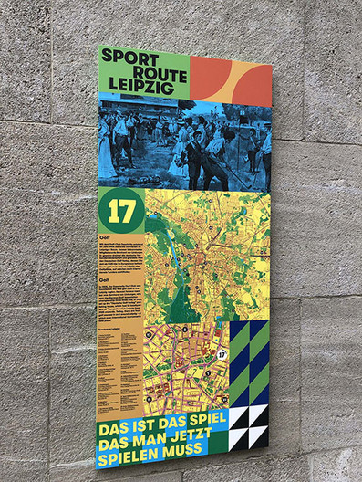 Bunte Tafel mit Infos zur Leipziger Sportroute an einer Häuserwand