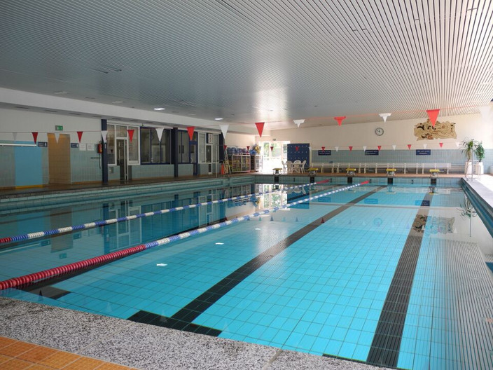 Schwimmbecken ohne Schwimmer in der Schwimmhalle Nordost