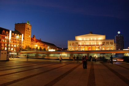 Augustusplatz bei Nacht, links Koch-Hochhaus mit Blick auf Opernhaus