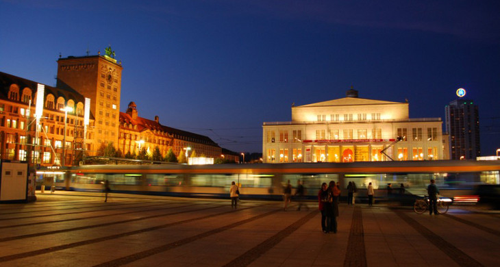 Augustusplatz bei Nacht, links Koch-Hochhaus mit Blick auf Opernhaus
