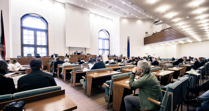 Blick von hinten in den Sitzungssaal der Leipziger Ratsversammlung während einer Sitzung