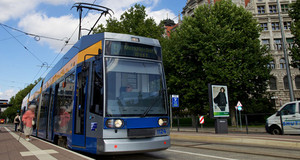 Straßenbahn der Leipziger Verkehrsbetriebe (LVB) mit dem Neuen Rathaus im Hintergrund