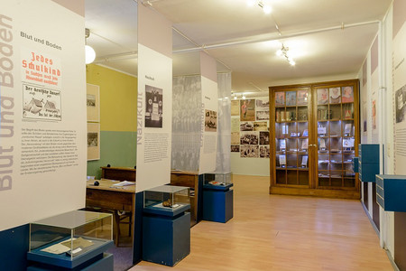 Der Ausstellungsraum zum Thema "Schule unterm Hakenkreuz" 1933 bis 1945.