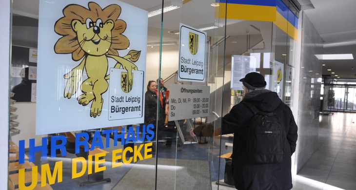 En Bürger betritt durch die Glastür das Bürgeramt in der Wiedebach-Passage in Leipzig Connewitz
