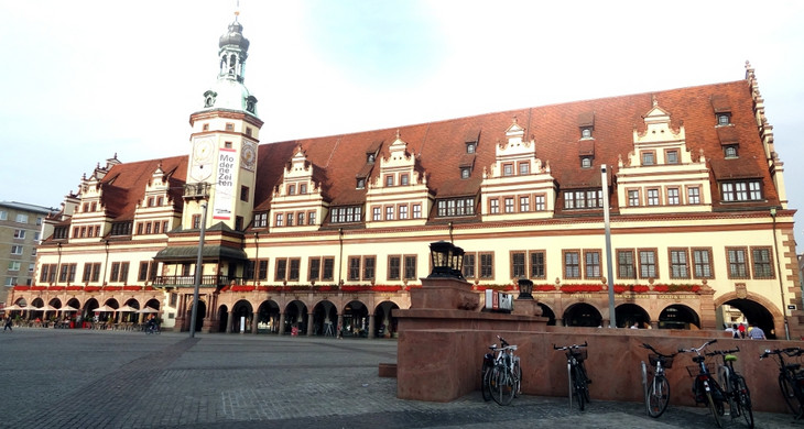 Blick über den Markt auf die Vorderseite des Alten Rathauses mit Turm