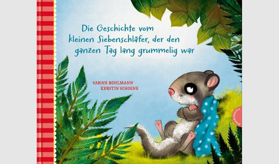 Cover des Buches Die Geschichte vom kleinen Siebenschläfer, der den ganzen Tag lang grummelig war von Sabiene Bohlmann und Kerstin Schoene. Ein kleiner Siebenschläfer sitzt schmollend und mit verschränkten Armen auf einer Wiese.