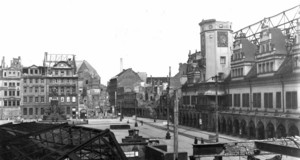 Blick über den Marktplatz mit stark zerstörtem Alten Rathaus
