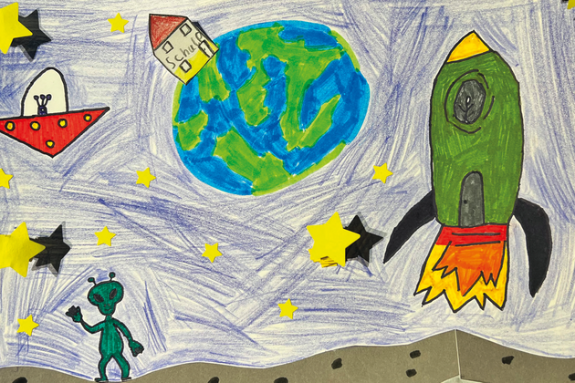 gemaltes Kinderbild mit einer Rakete und Planeten auf dem eine Schule steht.
