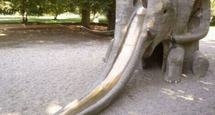 Steinrutsche in Form eines Elefanten auf dem Spielplatz Palmengarten