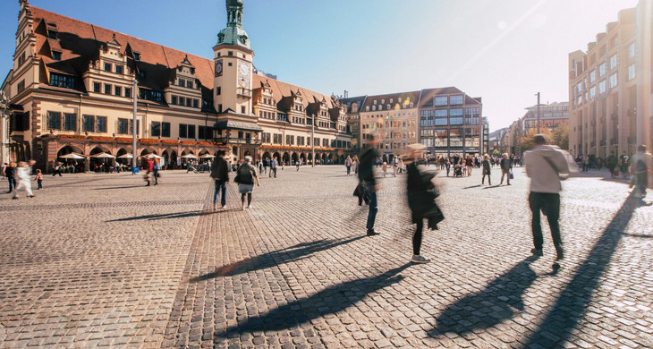 Marktplatz mit Altem Rathaus und Passanten die über den Markt laufen