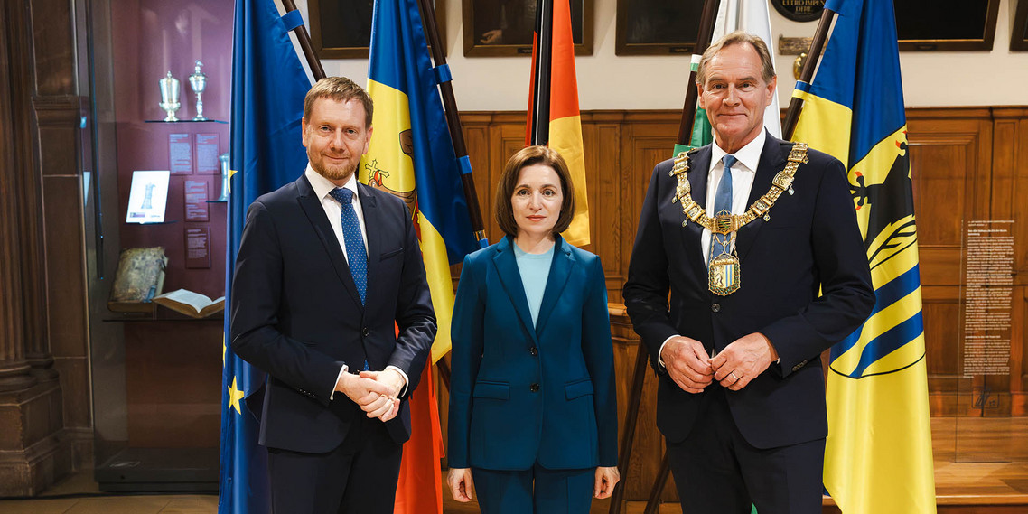 Maia Sandu (Präsidentin der Republik Monlau) mit Michael Kretschmer (sächsischer Ministerpräsident) und Oberbürgermeister Burkhard Jung.