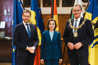 Maia Sandu (Präsidentin der Republik Monlau) mit Michael Kretschmer (sächsischer Ministerpräsident) und Oberbürgermeister Burkhard Jung.