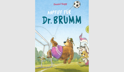 Cover des Buches Anpfiff für Dr. Brumm von Daniel Napp. Ein Bär rutsch auf einer Bananenschale aus und schießt einen Fußball am Tor vorbei in die Luft.