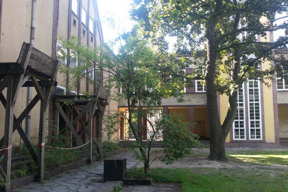 Blick in einen Hinterhof, der Teil des künftigen Gymnasiums in der Karl-Heine-Straße ist