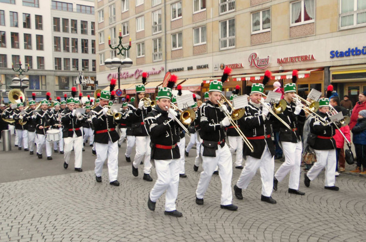 Blaskapelle und Bergmänner in Festuniformen während einer Parade in Leipzig