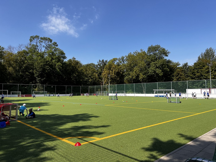 Kleine Fußballspielplätze mit spielenden Kindern auf der Sportplatzanlage Mühlwiese
