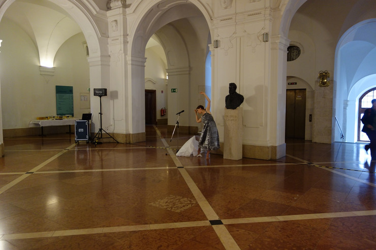 Tänzerin Franscesca Stampone in der Oberen Wandelhalle des Neuen Rathauses bei einem Tanz
