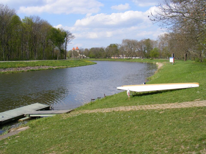 Kanalartiger Flußabschnitt am Schleußiger Weg mit Bootssteg.
