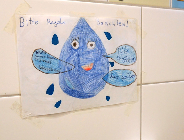 Eine Zeichnung mit großem Wassertropfen mit verschiedenen Sprechblasen, oben drüber die Überschrift "Bitte Regeln beachten!"