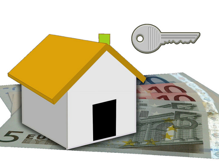 Eine Darstellung von einem Haus. Unter dem Haus sind verschiedene Geldscheine. Darüber ist ein Schlüssel.