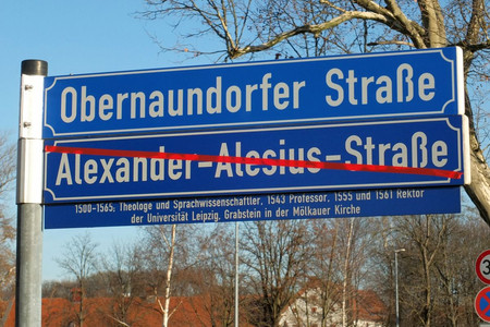 Straßenschild Obernaundorfer Straße als neuer Name, darunter Straßenschild Alexander-Alesius-Straße als alter Name rot durchgestrichen