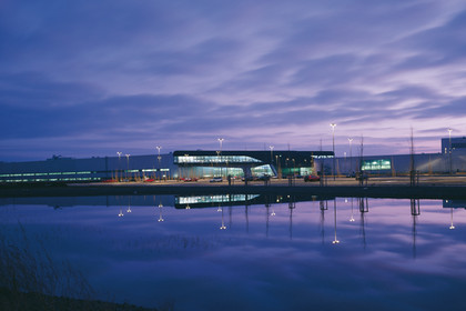 BMW Werk Zentralgebäude in Abenddämmerung