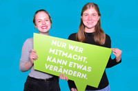 Zwei Frauen zur Statementkampagne zum Jahr der Demokratie mit grüner Sprechblase auf der steht: Nur wer mitmacht, kann etwas verändern.