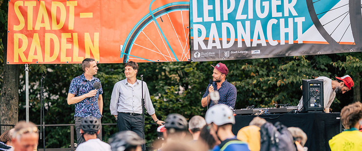 Fahrradfahrer schauen auf Bühne im Clara Zetkin Park zur Eröffnung des Leipziger Stadtradelns 2019