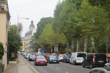 Blick auf eine Kreuzung mit Auto- und Straßenbahnverkehr
