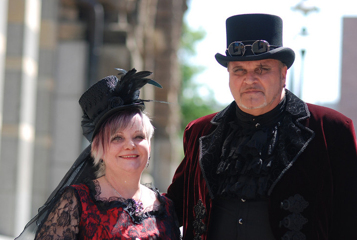 Porträtfoto eines Brautpaares in Kleidung, die Besucher des Wave-Gotik-Treffens tragen und als viktorianisches Stil beschreiben. 