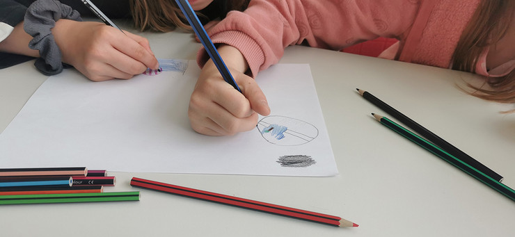 Kinderhände schreiben auf einem Zettel
