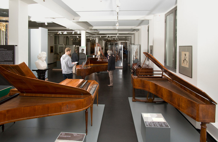 verschiedene alte Klavier in einer Ausstellung im Grassi Museum für Musikinstrumente