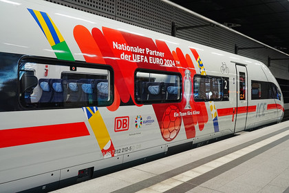 Ein Intercity-Express der Deutschen Bahn im UEFA EURO 2024 Design.
