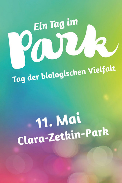 Auf buntem Hintergrund steht in weißer Schrift: "Ein Tag im Park. Tag der biologischen Vielfalt. 11. Mai, Clara-Zetkin-Park"