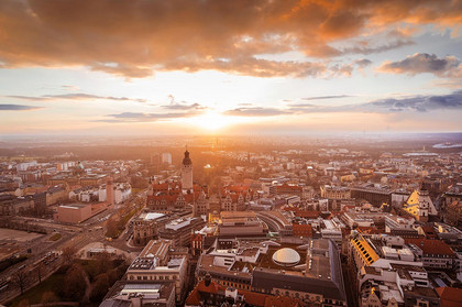 Innenstadt von Leipzig aus der Luft bei einem Sonnenuntergang mit Neuem Rathaus.