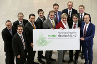 Gruppenbild verschiedener Politiker und Unternehmer bei der Fusion zur Metropolregion Mitteldeutschland