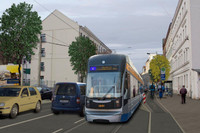 Visualisierung der stadteinwärtigen Haltestelle Kolmstraße auf der Holzhäuser Straße mit Autos und einer Straßenbahn.