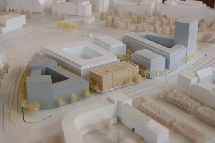 Miniatur 3D-Stadtmodell der zukünftigen Bebauung des Global Hub am Wilhelm-Leuschner-Platzes. Verschiedene Gebäude mit Baumbepflanzungen drumherum.