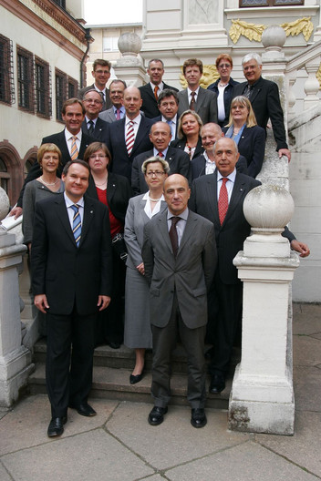 Gruppenbild von Vertretern verschiedener Städte im Rahmen einer Veranstaltung der EU-Ratspräsidentschaft Deutschland 2007 in Leipzig