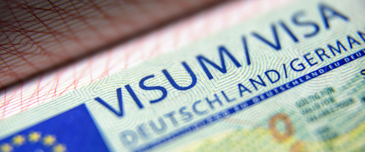 Zu sehen ist ein Visum als Kleber, angbebracht in einem Reisepass.