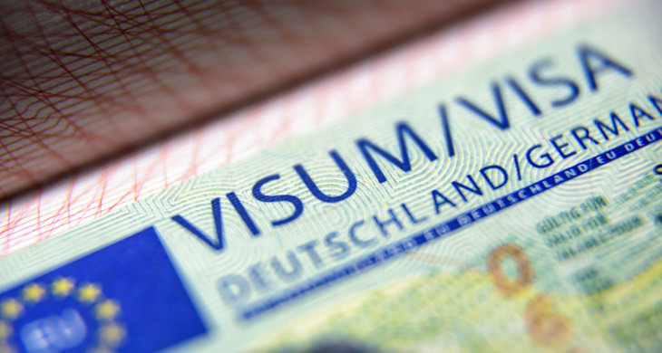 Zu sehen ist ein Visum als Kleber, angbebracht in einem Reisepass.