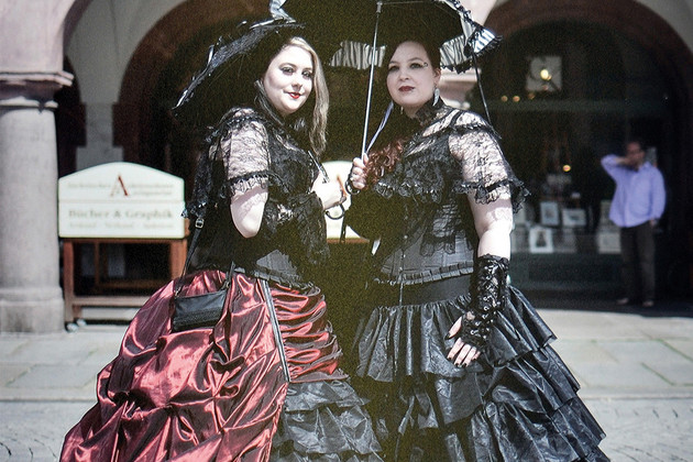 Zwei kostümierte Frauen beim Wave-Gotik-Festival