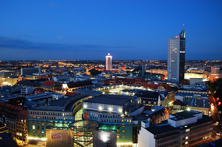 Luftbild der Leipziger Innenstadt mit City-Hochhaus zur blauen Stunde