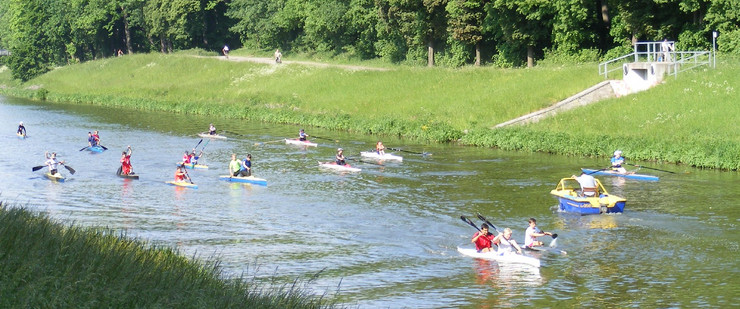 Kinder beim Kanutraining auf einem Fluß