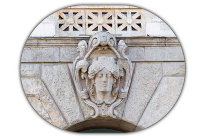 In die Fassade der Stadtbibliothek ist ein Frauenkopf gestaltet. Es ist der Kopf der Stadtgöttin Lipsia, die gelocktes Haar hat und eine Krone trägt..